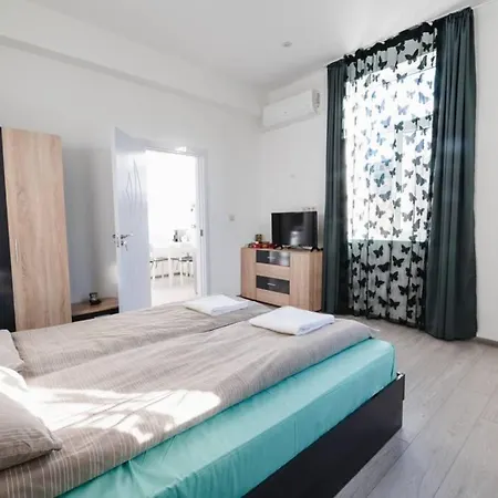 Cozy In Central Apartment